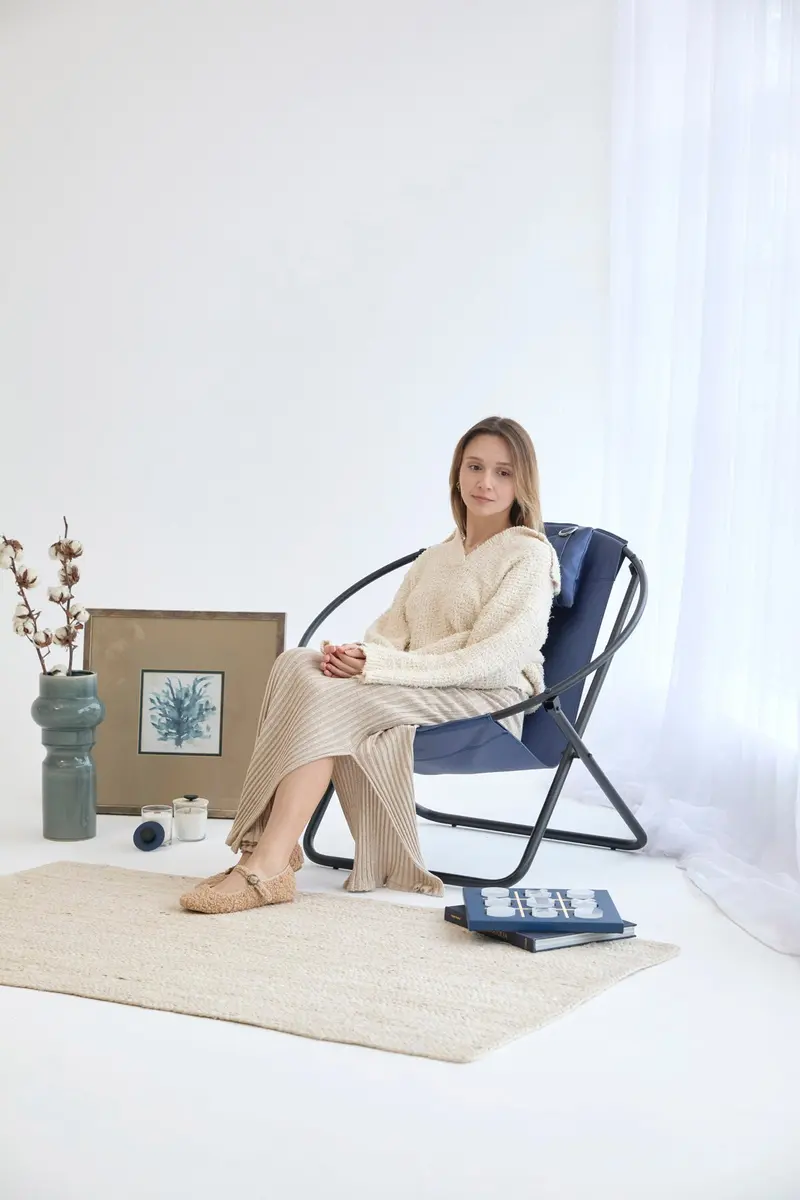 Indigo Leather Folding Chair – Modern Portable Design 1