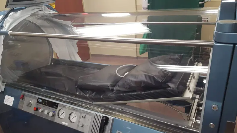 Sechrist 3600H Monoplace Hyperbaric Chamber – Precision 3 Ata Oxygen Delivery System 1